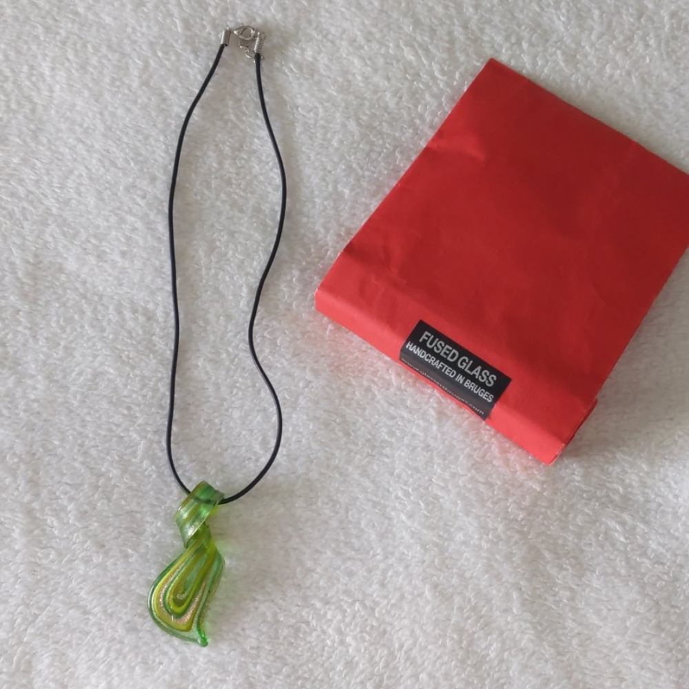 Handcrafted 💚Glass pendant necklace